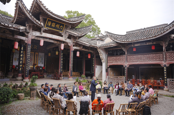 “美美与共·浙江行”汉学青年学者衢州研习营营员走进大陈古村_副本.jpg