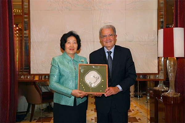 孙春兰会长在米兰会见意大利前总理普罗迪